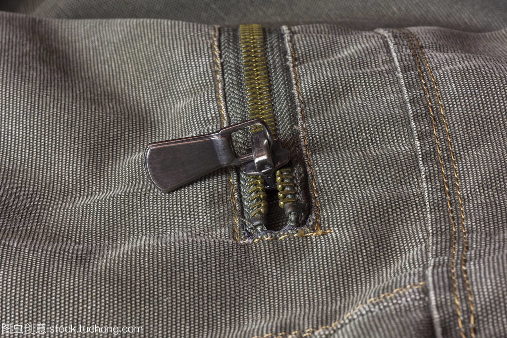 拉鏈縫到衣服, 并關閉口袋