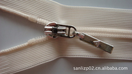 安徽尼龍拉鏈碼裝 中國(guó)拉鏈?zhǔn)笃放浦x，三力拉鏈暢銷海內(nèi)外